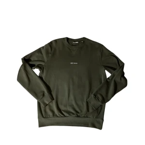 Les Deux Sweater - Super snygg les deux sweater i mörkgrön/grå färg! väldigt lite använd och perfekt för vintern och hösten! 🍁🍂🌨️❄️