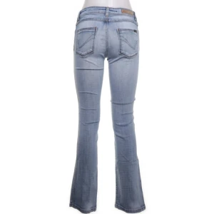 Lågmidjade bootcut ljusblå jeans - Säljer nu dessa sååå snygga lågmidjade bootcut jeans i en perfekt ljusblå färg. Dem va tyvärr lite för små för mig😭 midjemått: 38 innerbensmåttet: 79. Kolla gärna in mina andra annonser, vid köp av bundle är priset extra diskuterbart🩷Finns även på vinted: linnsamuelson