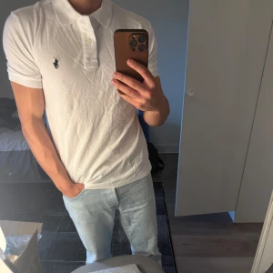 Vit pikétröja från Polo Ralph Lauren - Klassisk vit pikétröja från Polo Ralph Lauren, priset är diskuterbart så de ba och skriva. Tröjan är också helt ny.