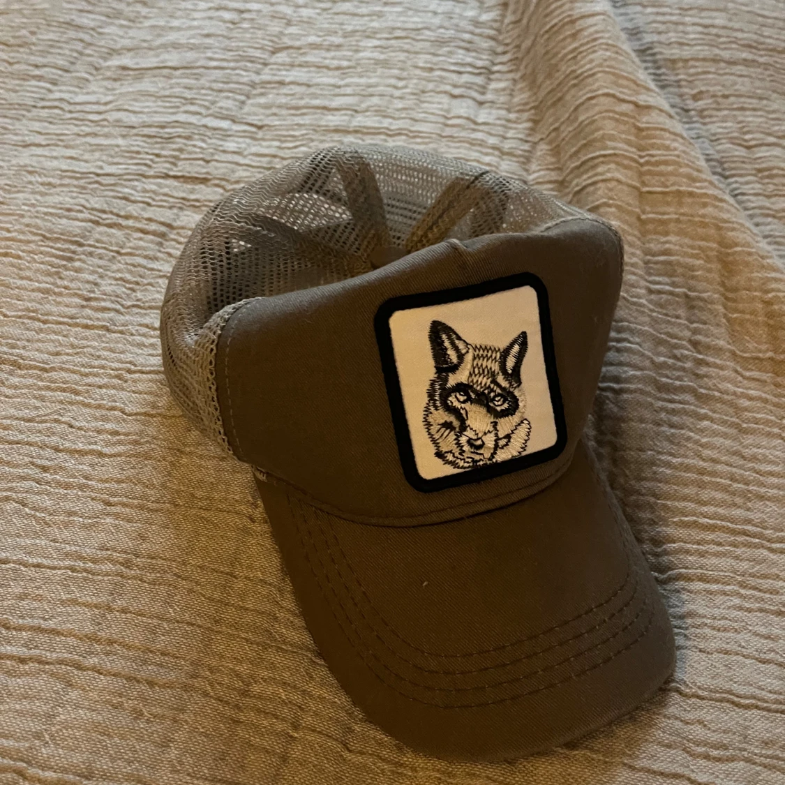 Grå truckerkeps med vargmärke - 2