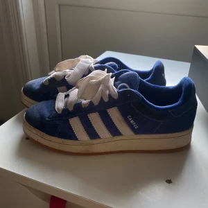 Blåa Adidas campus 00s - Säljs då de ej ska användas längre, köptes i juli detta år så jättenya och är i ett superfint skick! Köptes för 1000kr på Zalando🩵rengörs noggrant innan de postas!