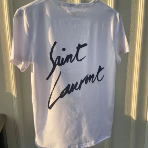 Saint laurent tshirt - Fint skick och skönt material.  📐 Mått och storlek: Storleken är S, passar också XS. Plagglängd: 59cm Bröstvidd: 37cm Ärmlängd: 14,3cm Midjemått: 45cm Hör av er vid frågor eller fler bilder