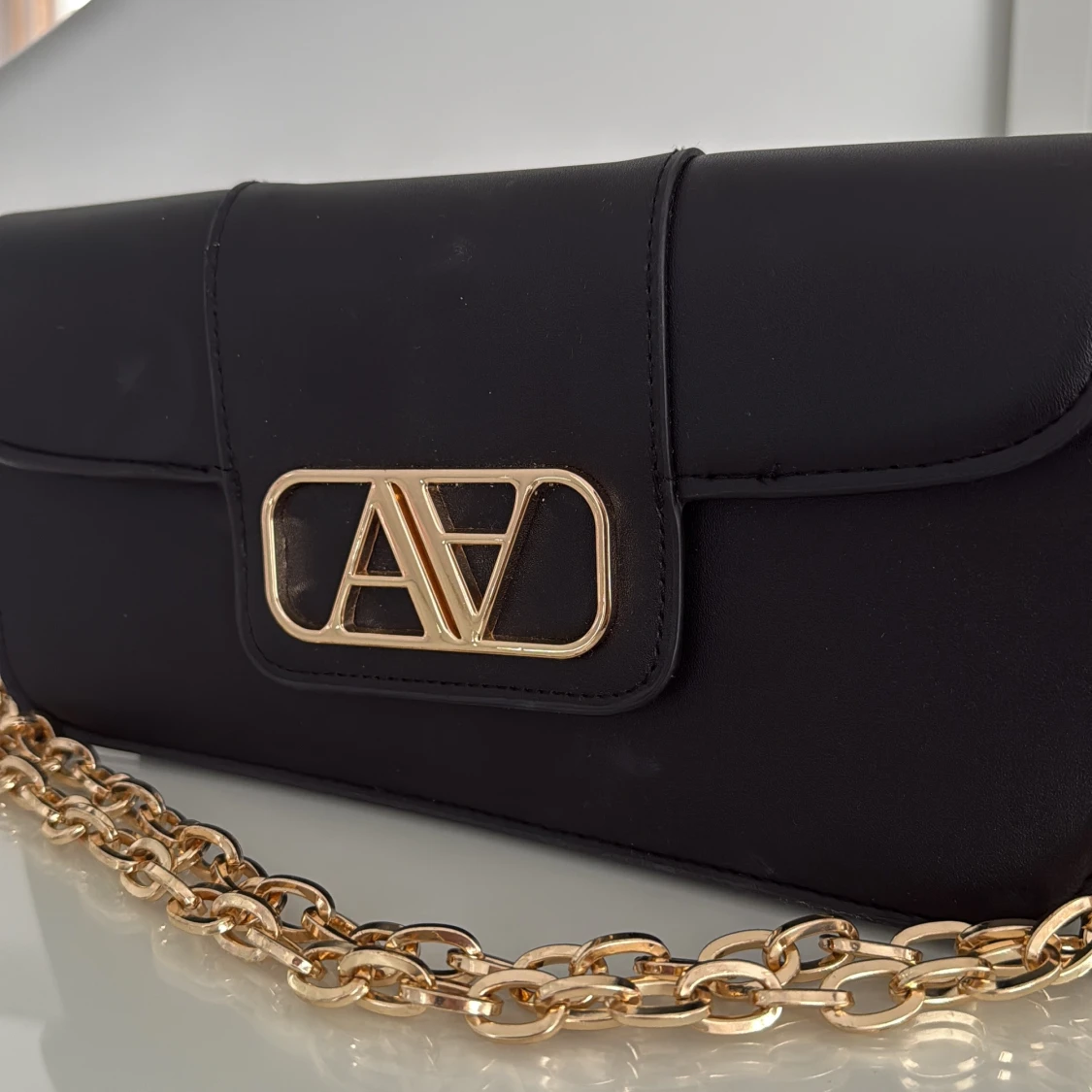 Svart axelväska med guldkedja från AVA - 2