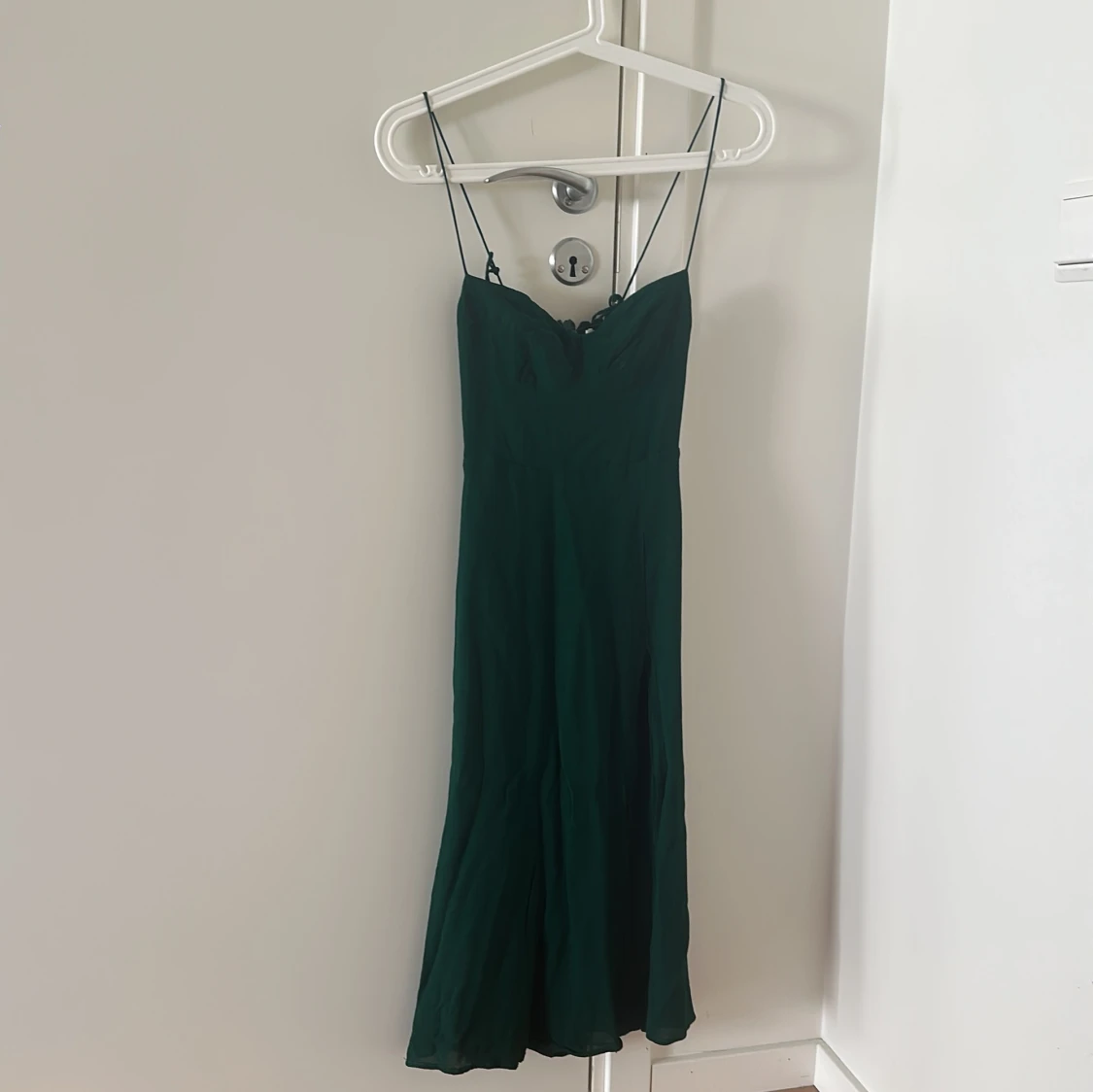 Grön långklänning med slits - 1