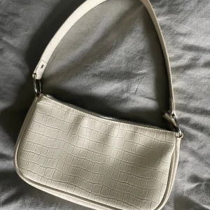 Vit axelväska  - Snygg vit axelväska💘💘