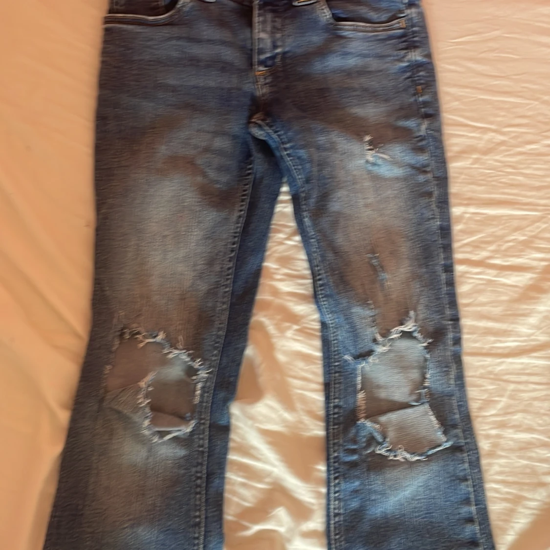 Levis bootcut jeans med slitna knän - 1