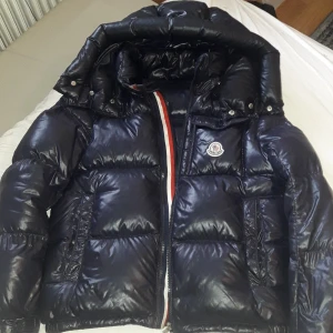 Moncler jacka - TVEKA INTE MED PRISFÖRSLAG!!!!!!!!!!!!!           Hör har vi en skön Moncler jacka i stolek XS men passa xxs Max xs jackan är ny och RIKTIGT NICE, den är varm och så den kan passa stolek 158!