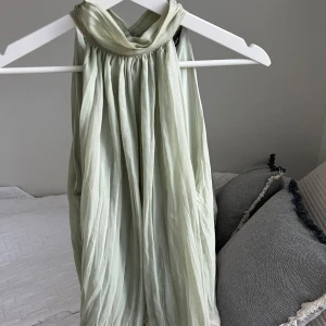 Ljusgrön halterneck topp - Superfin ljusgrön topp från Zara, tyget är glansigt💓