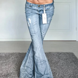 Jeans - Midjemått: 36cm rakt över, innerbenslängd: 80cm 💕