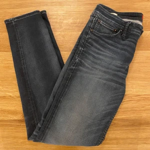 Slimmade Jeans - Säljer dessa jeans med sjukt fet tvätt! Modellen heter Glenn och dom sitter slimmat! W32 L34. Pris 289 eller kom med pris.