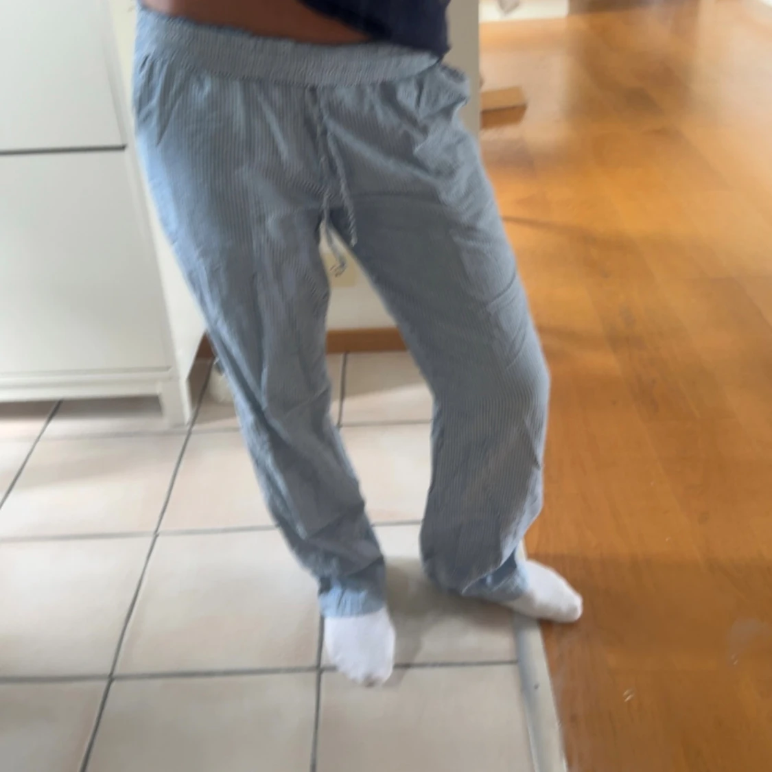 Randiga linnebyxor med snörning - 1