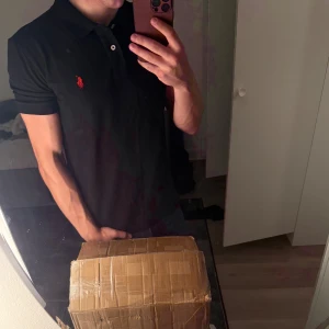 Svart pikétröja från Ralph Lauren -  svart pikétröja från Ralph Lauren det är storlek S, helt ny med lappen. Priset går att diskuteras☺️
