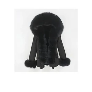 Svart pälsjacka med stor krage - Snygg svart pälsjacka med fluffig, stor krage och breda pälskanter vid ärmsluten. Jackan har lång ärm och en lyxig känsla, perfekt för kalla dagar när du vill sticka ut. Passformen är normal och jackan är helsvart för en stilren look. Den är använd en vinter men är i nyskick. Pälsen går att ta bort och sitter fast med knappar.