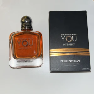 SWY  Intensely   OBS!! läs beskrivning  - Emporio Armani Stronger With You Intensely EdP 100 ml. Just 95 ml kvar i flaskan box ingår vet inte om den är riktig eller rep 