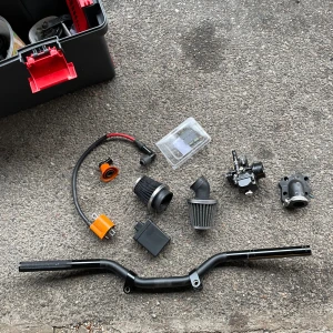Moppe delar - Tja säljer nu mina moppe delar.  1xtändspole ny 269kr mitt pris 150kr 2xtändhatar fås med tändspolen,   2x sport luftfilter ny pris 300kr styck mitt pris 100kr styck, 1x 19mm phbg förgasare ny 1250kr mitt pris 400kr ,  1rq insug 24-25 mm ny 700kr mitt pris 200kr, ostyrbart cdi sprillans ny aldrig andvänd ny 580kr mitt pris 250kr  kolfiber reeds ny 800kr mitt pris 300kr helt nya,  och ett Voca styre scooter ny 600kr mitt pris 150kr fågel pinne fås med.  Samt en domino snabbgas och protaper handta