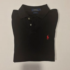 Svart Ralph Lauren Piké - Snygg svart piké från Ralph Lauren✨Nyskick! Passar till allt. Denna är i storlek (S), passar perfekt mellan (170-178cm). Nypris: 1500kr, säljs för 399. För fler bilder kom privat! MVH