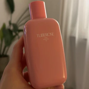 Zara parfym tuberose  - Parfym från Zara, går ej att se hur mycket som är kvar men det är mycket. Flaskan är 180 ml och heter 'Tuberose Zara Weekend 02'. 