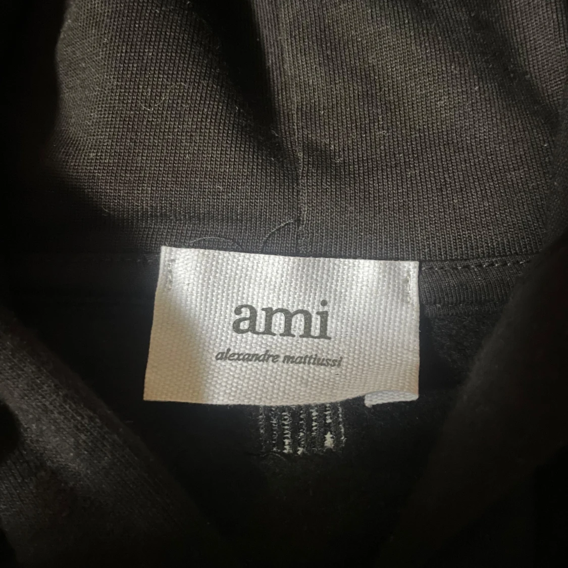 Svart hoodie från Ami med rött hjärta - 2