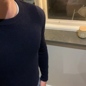 Mörkblå stickad tröja från Stenströms - Mörkblå stickad tröja från Stenströms med rund halsringning och lång ärm. Tröjan har storlek M men den är lite kort på mig som är 180 cm så tror den passar någon med S också! Nypris 1599! 