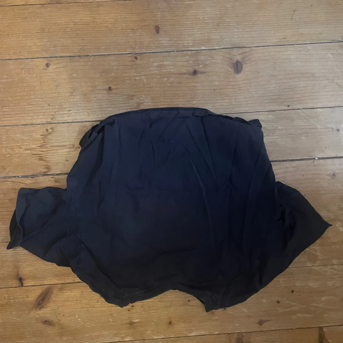 Svart croppad topp med PARIS-tryck - 1