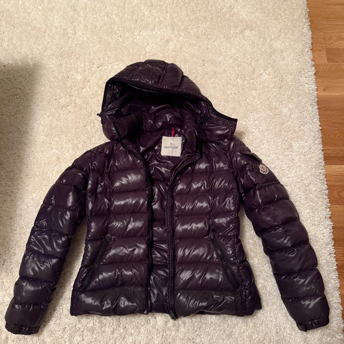 Svart dunjacka från Moncler med huva