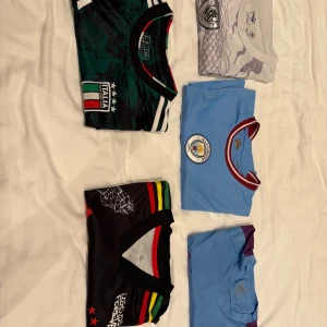 Fotbollströjor  - Säljer nu dessa fotbollströjor då jag tappar intresse för sporten. Det är 5 tröjor 3 av laget Manchester city, En av ajax(limited edition Bob Marley) och en från Italien Alla är i mycket bra skick. För alla 5 gör jag ett paketpris på 850kr annars 200 kronor styck.