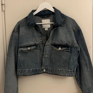 Croppad jeansjacka  - Croppad, lite boxig jeansjacka. Använd fåtalet gånger