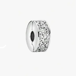 Pandora silverberlock med stenar - Säljer en rund berlock från Pandora i silverfärg med glittrande stenar runt ena sidan. Perfekt att sätta på armband för att ge extra bling. Kommer i söt rosa presentask med rosett.