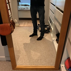 tiger of Sweden  - Säljer ett par blå skinny jeans från tiger of Sweden  med snygga slitningar och tvättade detaljer. Jeansen har klassisk femficksdesign, låg midja och smal passform hela vägen ner. Perfekta för dig som gillar en tajt look och vill ha ett par jeans som sticker ut lite extra.