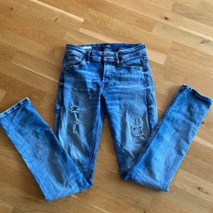 Slitna Jack and Jones jeans - Tja säljer dessa snygga slitna Jack and Jones jeans. Modell slim fit Glenn, jätte bra skick. 27/32. Priset är inte satt!