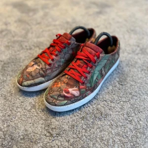 Gucci SKOR  - Unika o feta GG skor i ganska så bra skick, om nått skulle det vara sulan isåfall då den är lite sliten som vanligt Riktigt skön design allmänt riktigt snygga! Tar byten även!  