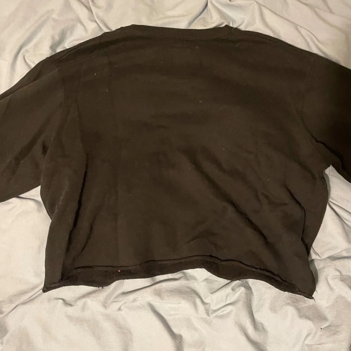 Svart croppad tröja från Hollister - 1