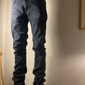 Mörkblå skinny jeans Acne Studios - Snygga mörkblå jeans från Acne Studios med klassisk femficksdesign och smal passform. Jeansen har en stilren look med raka ben och subtila sömmar. Passar bra på en person på ungefär 175-180, de är för långa för mig så de ser bredare ut än vad de egentligen är. Nypris: 1800
