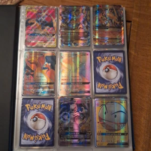 Pokémon GX-kort samlarpärm - Tjena säljer min pokemon samling som jag har haft i ungefär 5 år. En episk samlarpärm fylld med glittrande Pokémon GX-kort! Perfekt för dig som älskar Pokémon, samlar på coola kort eller vill imponera på vännerna. Här hittar du favoriter som Charizard, Mewtwo, Umbreon och många fler – alla i exklusiva holo-versioner. Vi kan diskutera vad för kort ni vill ha eller ifall ni vill ha alla, diskutera pris