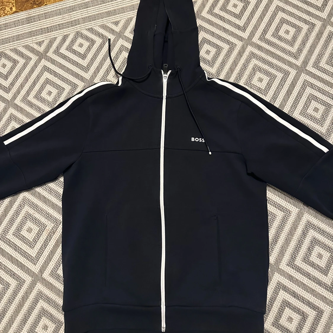 Svart hoodie från BOSS med vita ränder