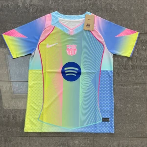 Barcelona Jersey 25/26 - Unik FC Barcelona fotbollströja från Nike med färgstarkt mönster i blått, rosa, gult och grönt. Tröjan har korta ärmar, V-ringning och är tillverkad i lätt, ventilerande funktionsmaterial. Stora loggor från både Nike och Spotify samt klubbmärke på bröstet.