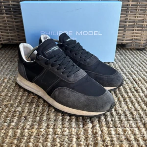 Philippe Model sneakers - Säljer mina snygga sneakers från Philippe Model. Otroligt populära just nu,{box fås inte med}  Skick=8,5/10 Ny pris=2599 och mitt pris är endast 1199 kr tveka inte att höra av dig// Allt gott👟