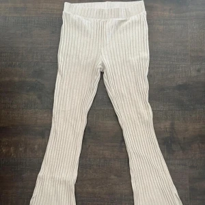 Beiga yogapants  - Från Bik Bok i storlek M