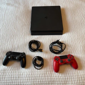 Playstation 4 med två kontroller - Ps4 i bra skick. Ingår gör två kontroller som funkar. 