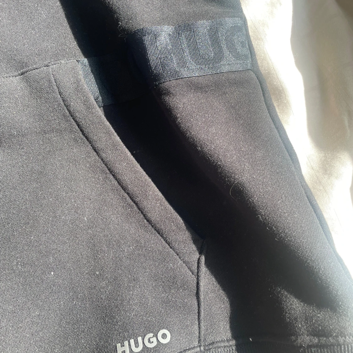 Svart hoodie från HUGO med logga - 2