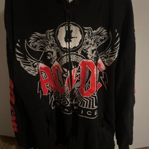 AC/DC Black Ice hoodie - En vintage ac/dc zip up hoodie, står ingen strl men skulle tro att strl är M/L!