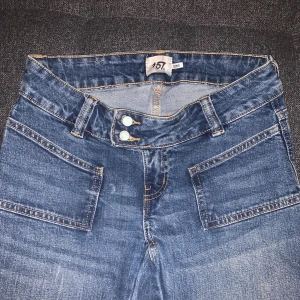 Jeans - Säljer mina jeans från Lager 157 pga att de inte används! De är i storlek XS-Short, låg midja och flare💗 knappt blivit använda och blev köpta för cirka ett år sedan