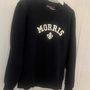 Svart sweatshirt från Morris - Fin tröja från Morris. Mycket fint skick, endast använd kanske 3-5 gånger. 