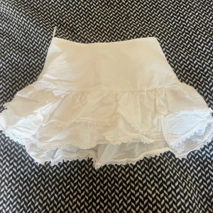 Vit volangkjol från Zara - Supersöt vit kortkjol från Zara med volanger och spetsdetaljer längs kanten💞💞