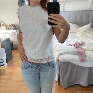 spetsblus - säljer nu denna spetsblus, supergullig och perfekt när man vill klä upp sig lite extra! skriv vid frågor ❤️