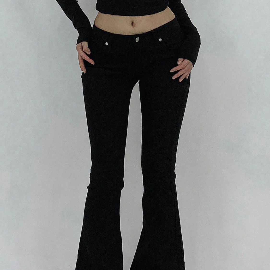 Svarta bootcut byxor med låg midja