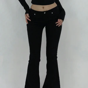 Svarta bootcut byxor med låg midja - Snygga svarta byxor med bootcut och låg midja. Tyvärr för korta för mig som är 167🙂 pris kan diskuteras. Aldrig använda 