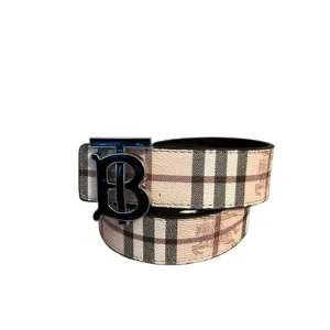  Burberry bälte  - Säljer ett snyggt Burberry bälte med klassiskt rutig design i beige, svart och brun. Bältet har ett stort metallspänne med TB-logga i svart. Perfekt accessoar för att lyfta din outfit med lyxig känsla och ikonisk stil.