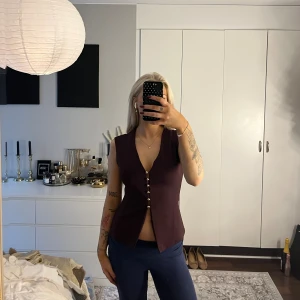 Vinröd västtopp med guldfärgade knappar - Jättefin topp från H&M i storlek S, endast provad men aldrig använd ( prislappen finns dock ej kvar)✨