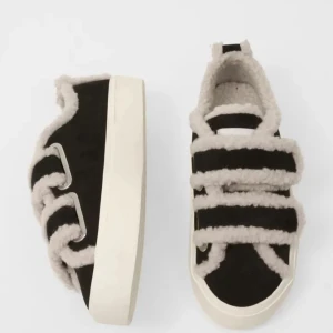 Inuikki sneakers  - Säljer nu dessa otroliga skorna från inuikki i storlek 39. Endast använda en gång ute. Köpte på inuikkis hemsida för 2599 kronor säljer nu för 2250. Slutsålda ÖVERALLT först till kvarn. BOX MEDFÖLJER SJÄLVFALLET!! (Skriv för frågor)